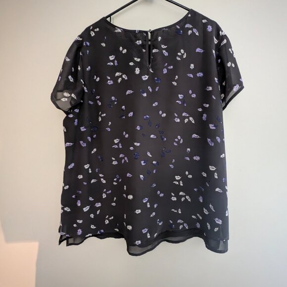 Torrid Size 1 Blouse – Black Floral Print Split Neck Layered Hem - Picture 6 of 7
